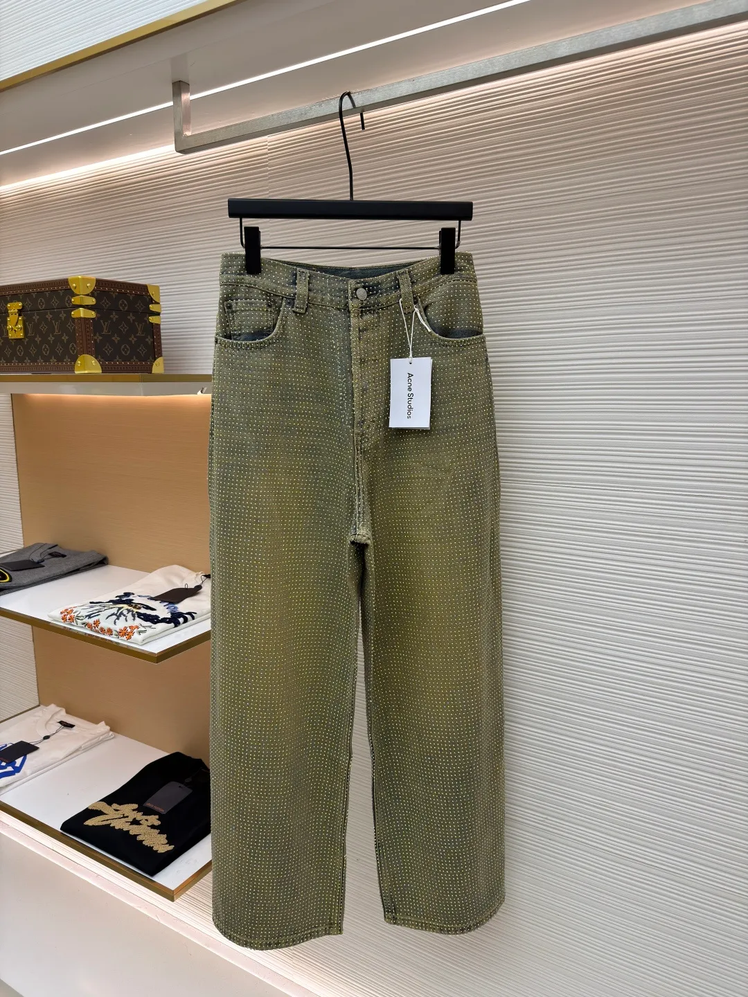 Acne Studios Year of the Snake limited edition full-diamond jeans ●Item number: 1681289-B45 ●Material: denim fabric ●Technology: hot-drilled production ●Color: olive green ●Version: loose fit ●Weight: about 1060 grams ●Size: XS-S-M-L-XL-XXL ●Description: Fabric treatment: Made of denim fabric, after washing process, it presents a unique olive green tone and distressed texture, making the pants more retro style. Cutting and sewing: Cut with a straight version and spliced ​​with a professional sewing machine. Key parts such as the crotch are reinforced with double-thread seams to ensure a solid structure. Diamond jewelry selection: Choose exquisite rhinestones and arrange them through designs to create a full-diamond effect, enhancing the visual magnificence. Fixing process: Using ultrasonic machine high-temperature hot-drilling process, with precise temperature control, the rhinestones are firmly attached to the denim fabric, ensuring that they will not fall off easily after machine washing. The overall wiring is straight and delicate, the fabric is comfortable and soft, and the color is consistent without color difference. It can be matched with the same style to create a fashionable look and control various occasions. Customized accessories, complete with three standards, same style for men and women!